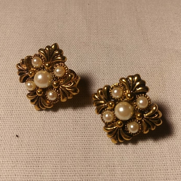 Avon CLIP Earrings Gold Tone w/Pearls - Picture 1 of 4